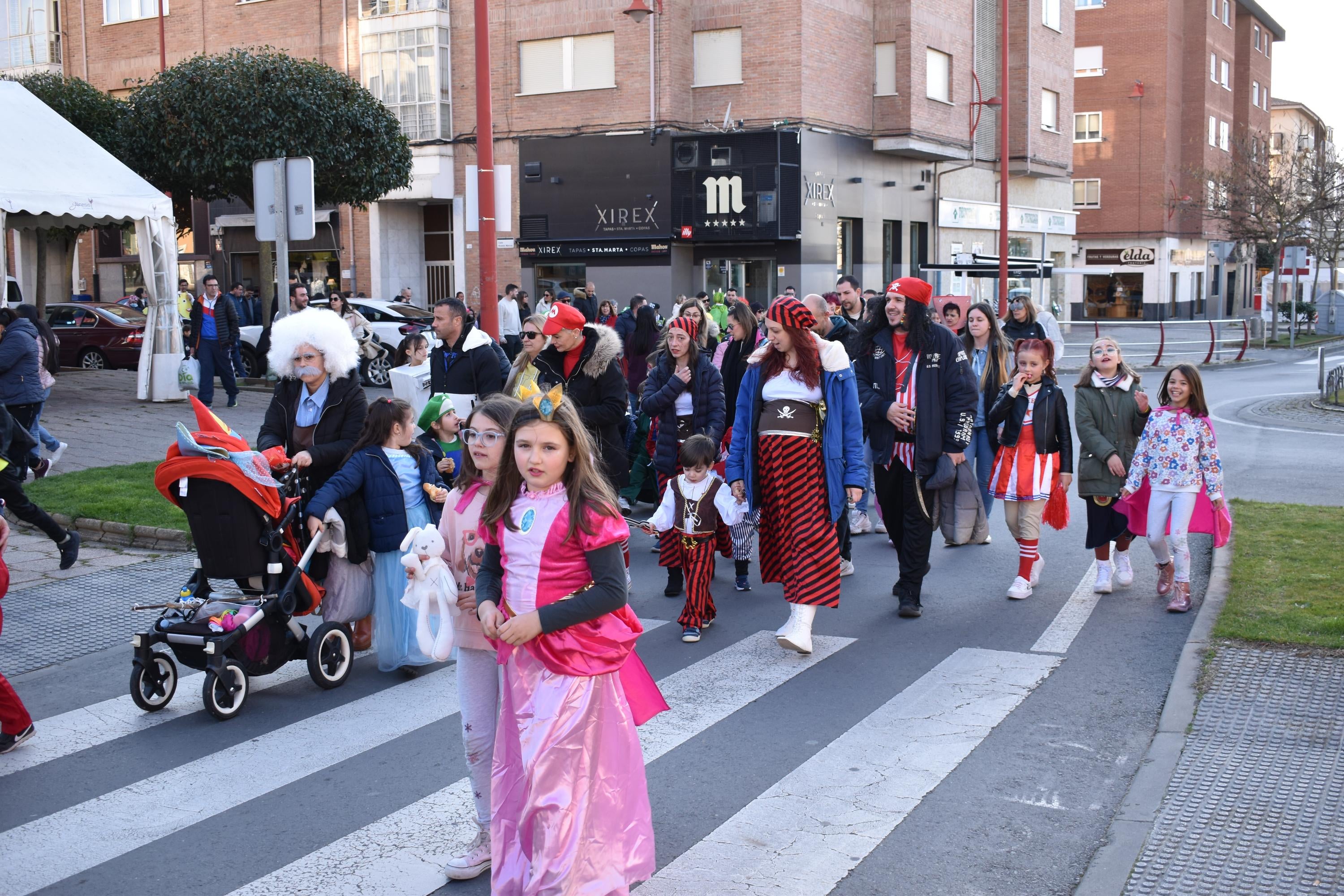 Los personajes de cuentos infantiles caminan por las calles de Santa Marta de Tormes