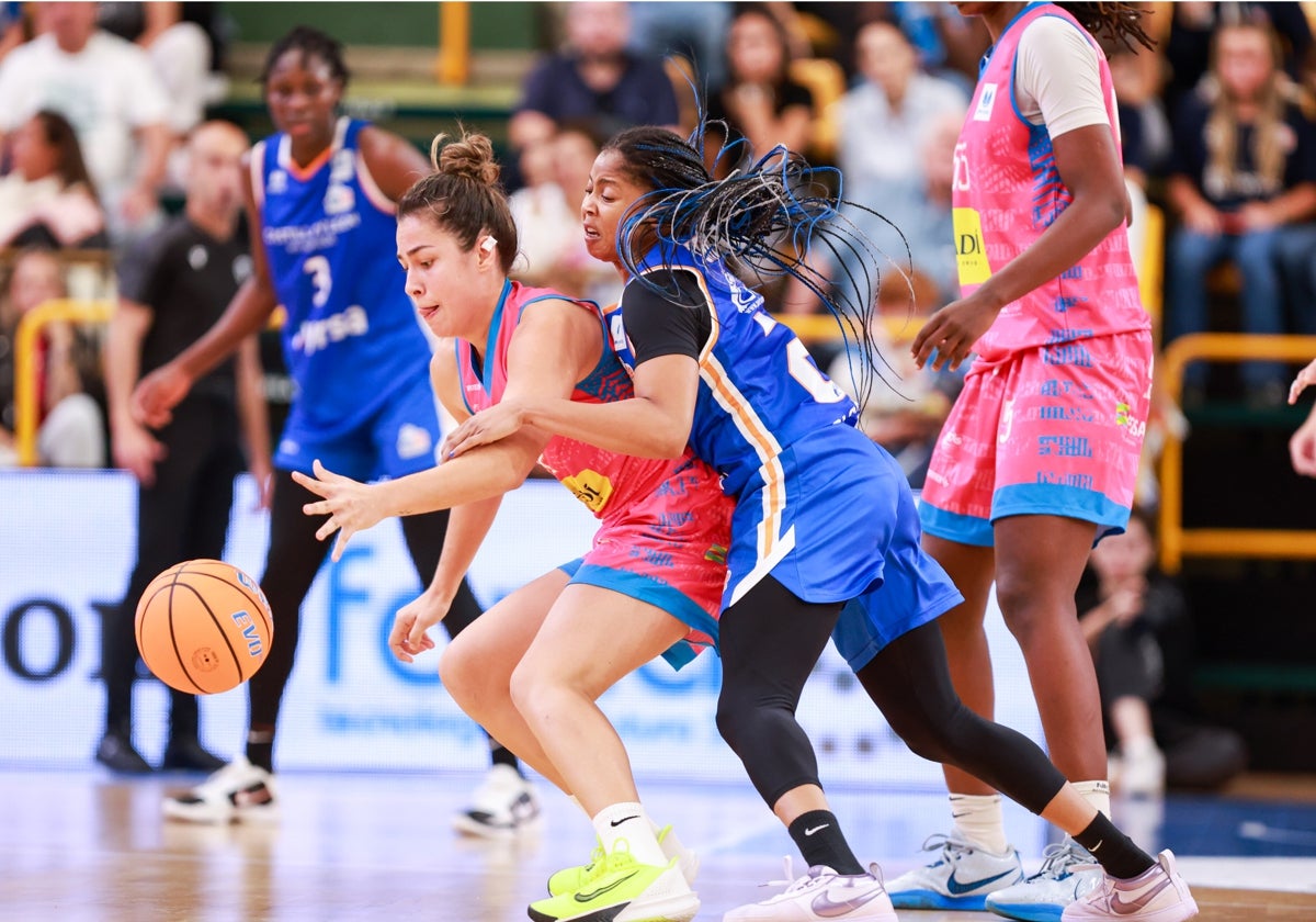 Julia Soler y Arica Carter, en el partido de la primera vuelta entre Avenida y el Cadí La Seu.