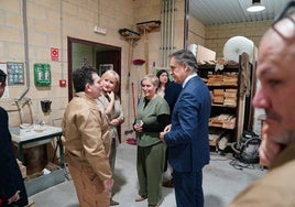 La consejera, Leticia García (izda.) charla con uno de los alumnos junto con el alcalde de Salamanca, Carlos García Carbayo.