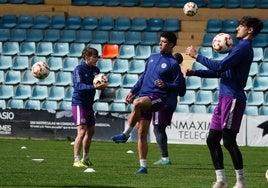 Los jugadores del Salamanca UDS en la sesión de este martes en el Helmántico.