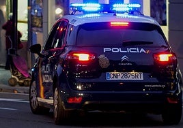 Un coche de la Policía Nacional, estacionado en una calle de la capital.