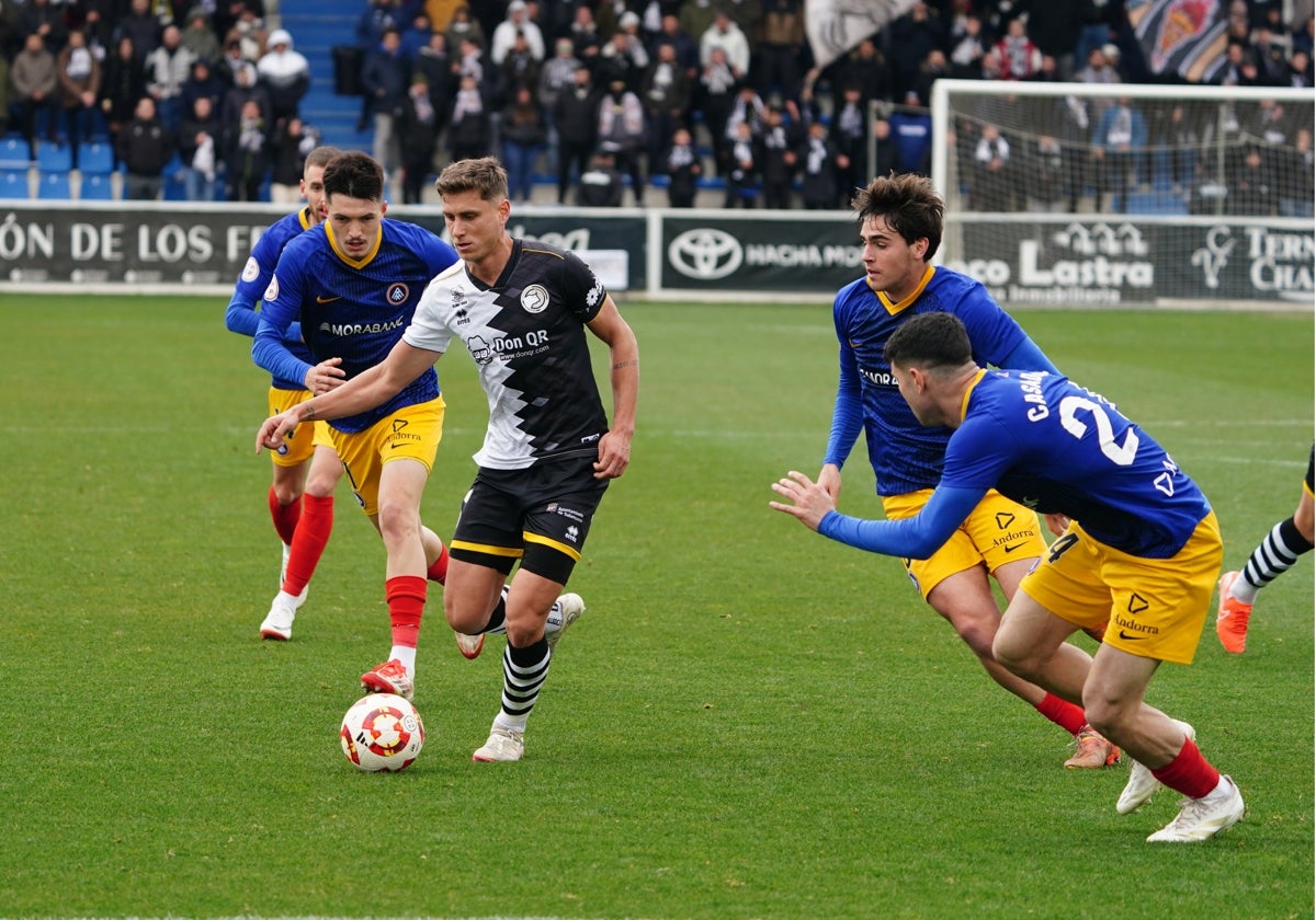 David Rabadán, rodeado por tres rivales en el partido contra el Andorra.