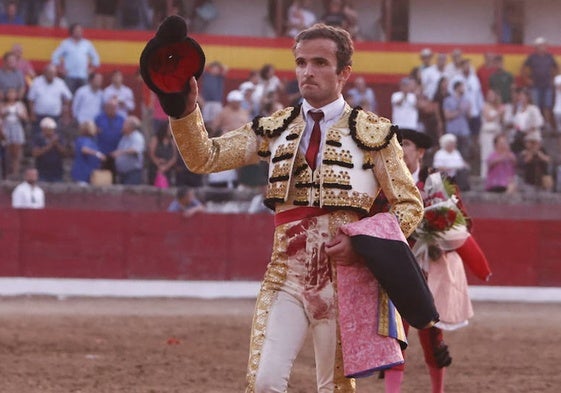 Damián Castaño saluda tras una actuación en la plaza de Vitigudino.