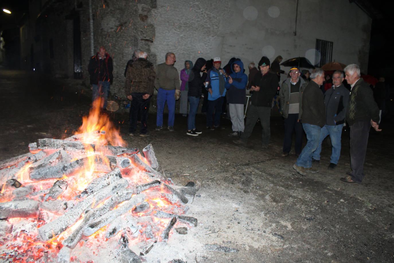 Fin de fiesta en Lagunilla en torno al fuego