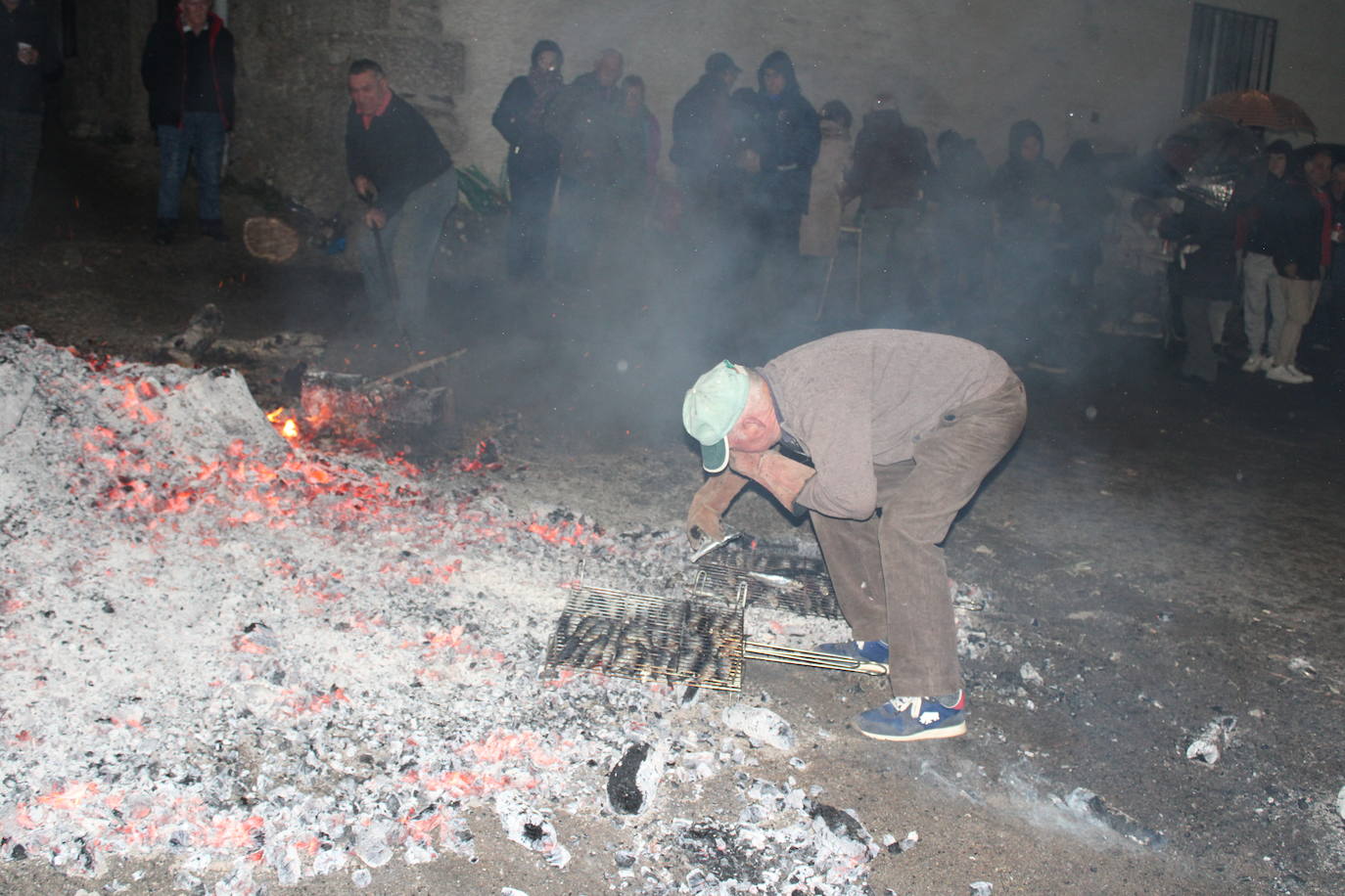 Fin de fiesta en Lagunilla en torno al fuego