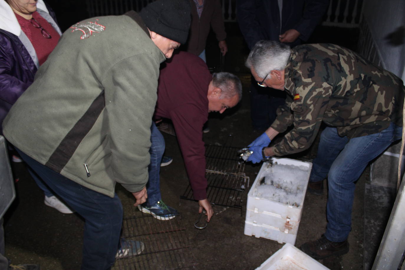 Fin de fiesta en Lagunilla en torno al fuego