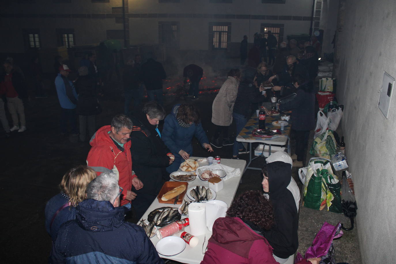 Fin de fiesta en Lagunilla en torno al fuego