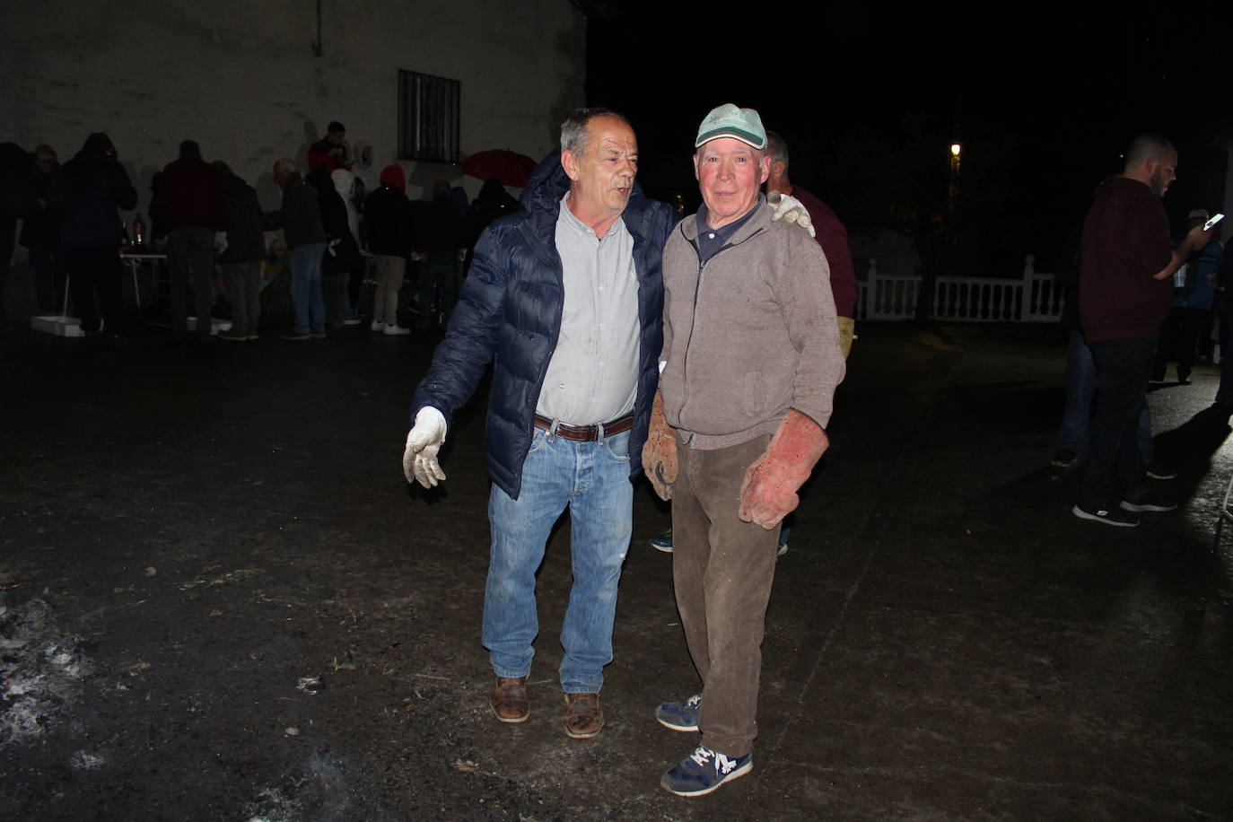 Fin de fiesta en Lagunilla en torno al fuego