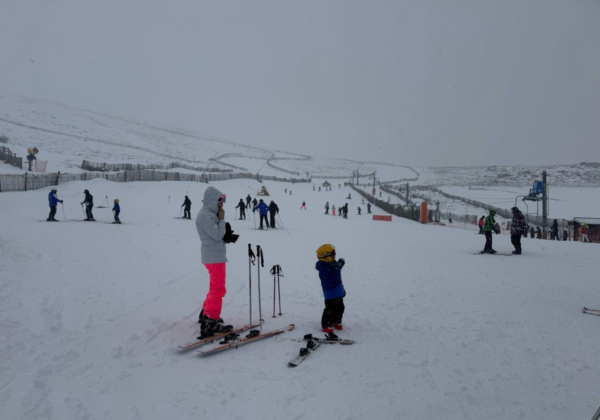 Imagen de esquiadores en las pistas de La Covatilla durante los días de Carnaval.