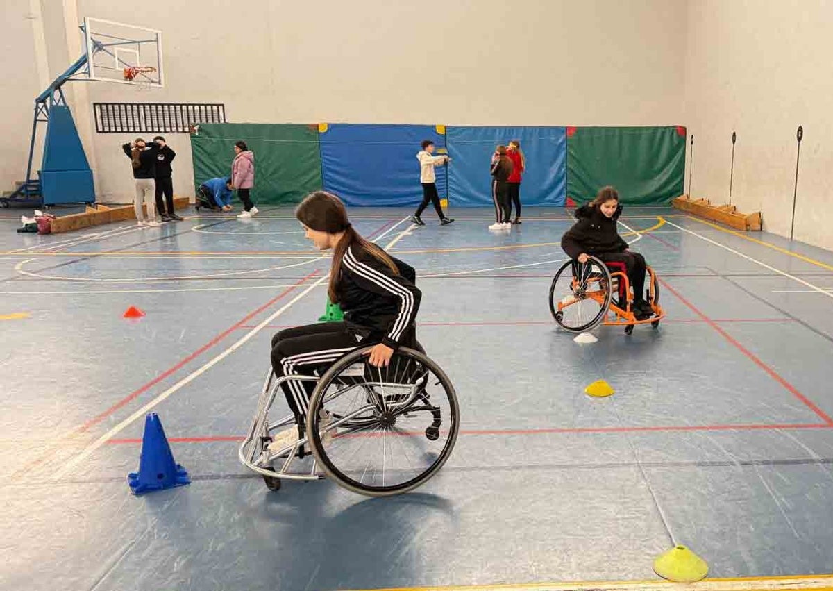 Imagen secundaria 1 - Jornada de sensibilización en Santa Marta sobre deporte adaptado con alumnos del IES Calisto y Melibea