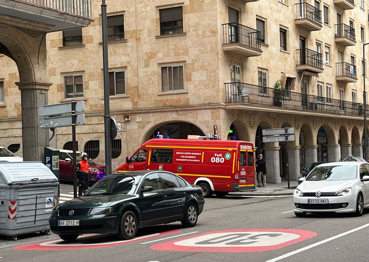 Imagen secundaria 1 - Rescatan a un repartidor que se había quedado encerrado en una pizzería de Gran Vía