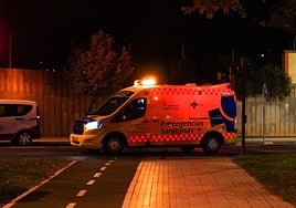 Una ambulancia, circulando por la capital.