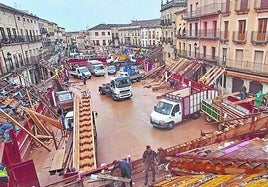 Los montadores se afanaron en las tareas de desmontaje de los tablaos para dejar la Plaza Mayor con su imagen habitual.