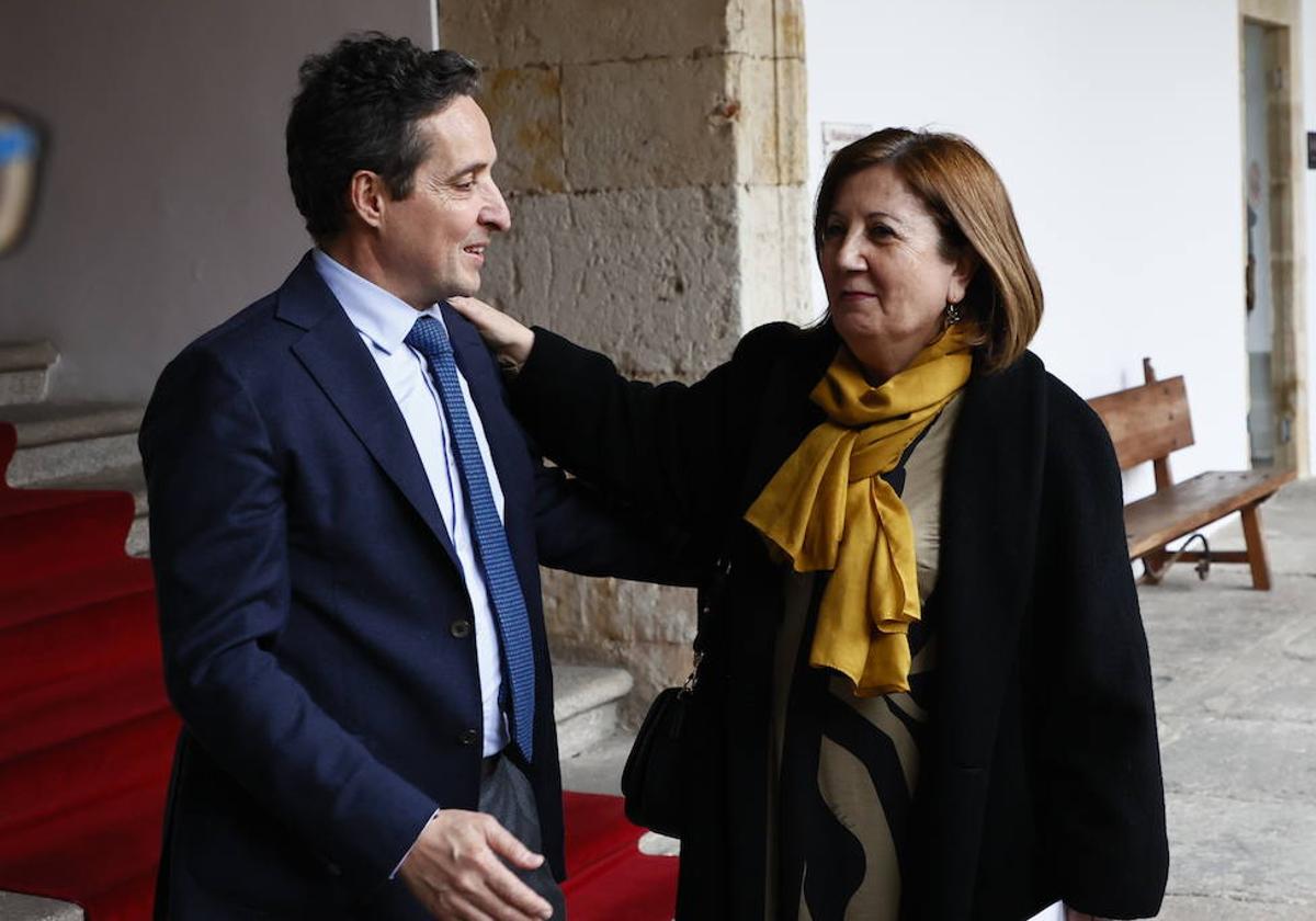 El rector de la Universidad, Juan Manuel Corchado, y la subdelegada del Gobierno, Rosa López.