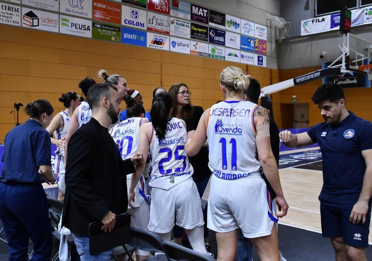 Las jugadoras rodean a Anna Montañana durante el partido de este miércoles.