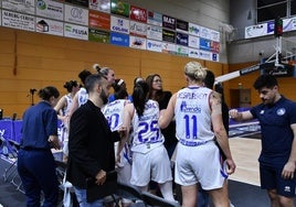 Las jugadoras rodean a Anna Montañana durante el partido de este miércoles.