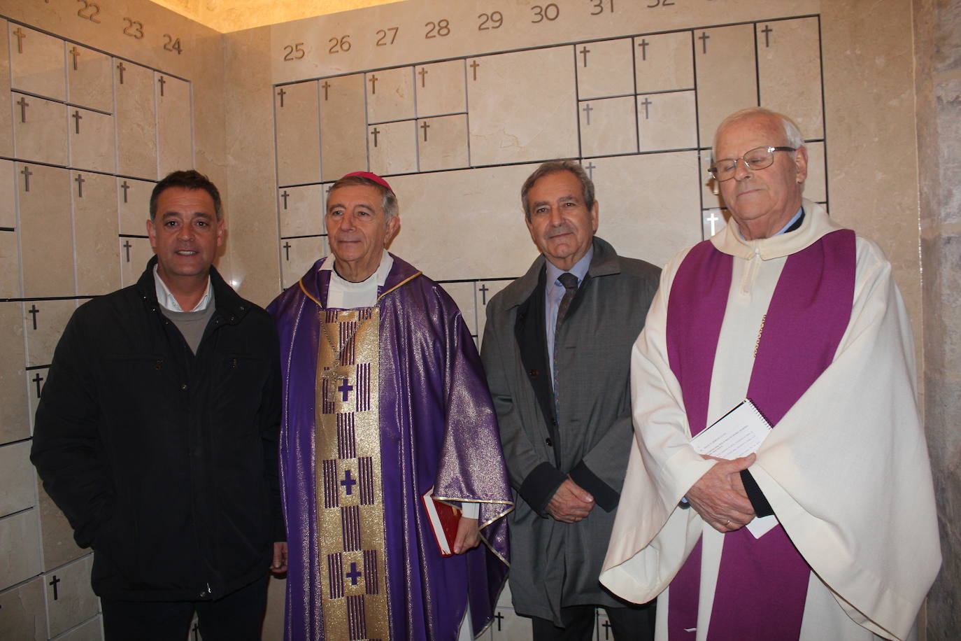 Los columbarios de la catedral de Ciudad Rodrigo, en marcha tras la bendición del obispo