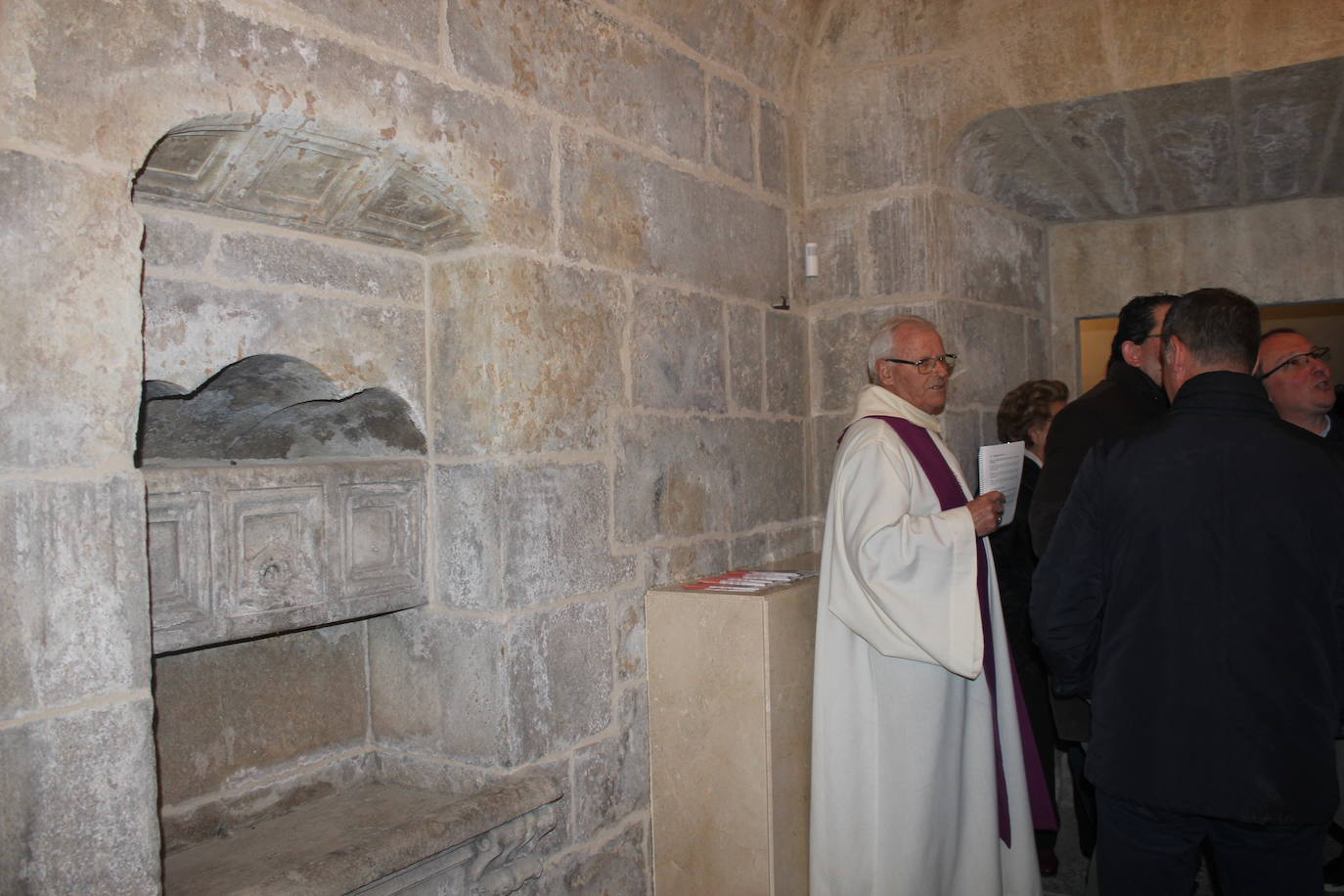 Los columbarios de la catedral de Ciudad Rodrigo, en marcha tras la bendición del obispo