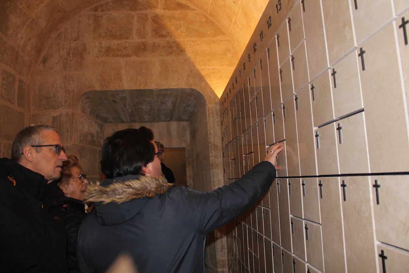 Los columbarios de la catedral de Ciudad Rodrigo, en marcha tras la bendición del obispo