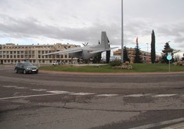 Un coche circula por la zona de la rotonda Base Aérea de Matacán, donde se instalará la gran pantalla led.