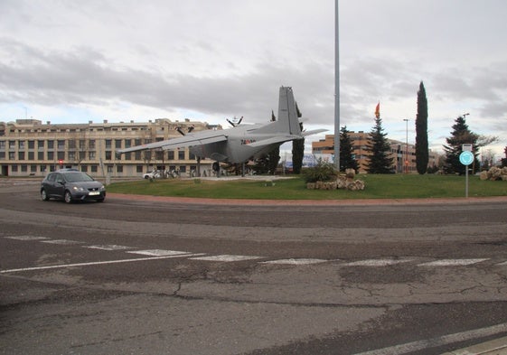 Un coche circula por la zona de la rotonda Base Aérea de Matacán, donde se instalará la gran pantalla led.