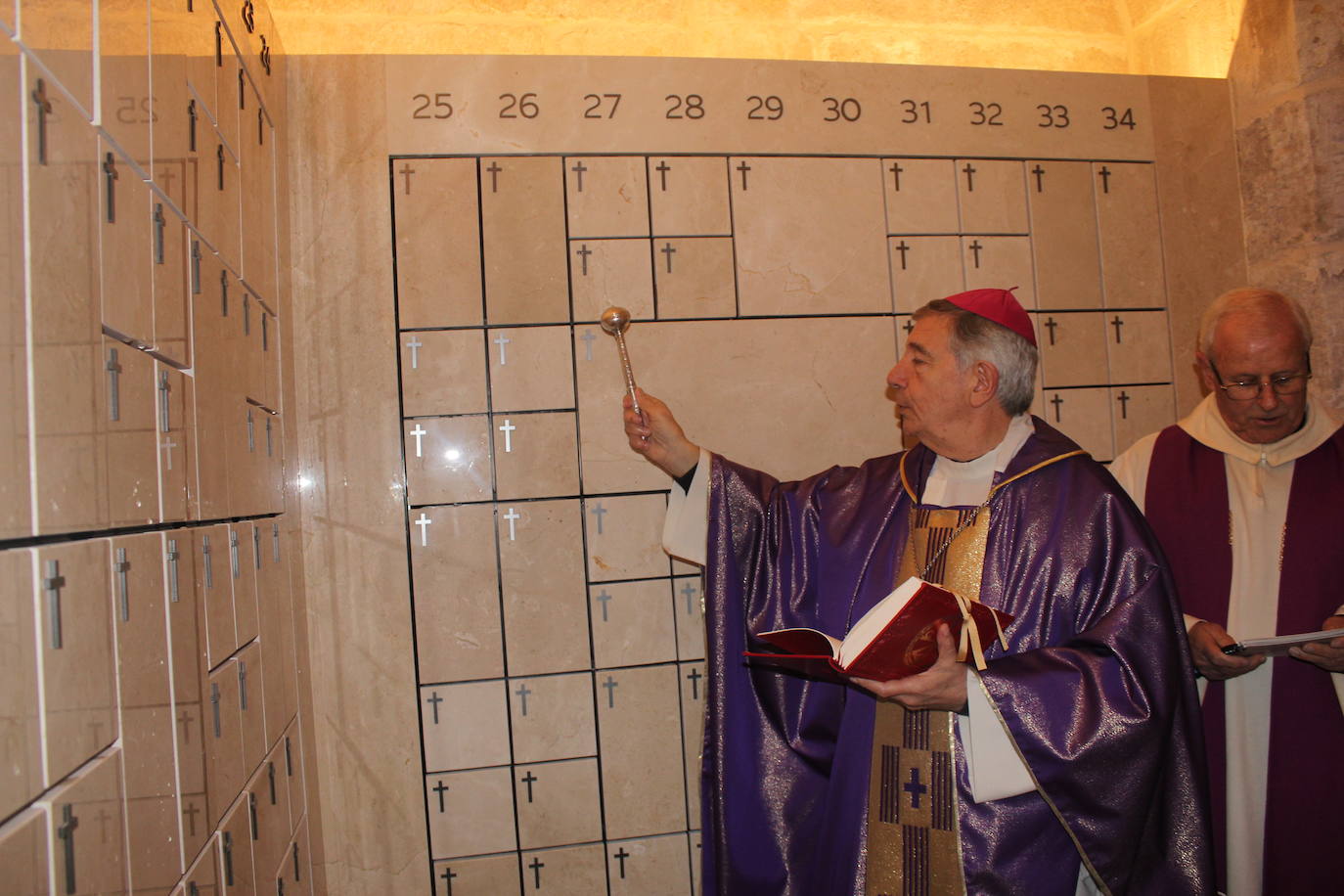 Los columbarios de la catedral de Ciudad Rodrigo, en marcha tras la bendición del obispo