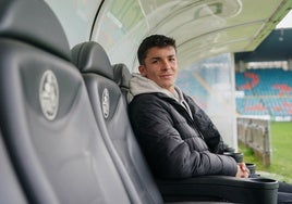 Rubén Cantero, zaguero del Salamanca UDS, posa en uno de los banquillos del estadio Helmántico.