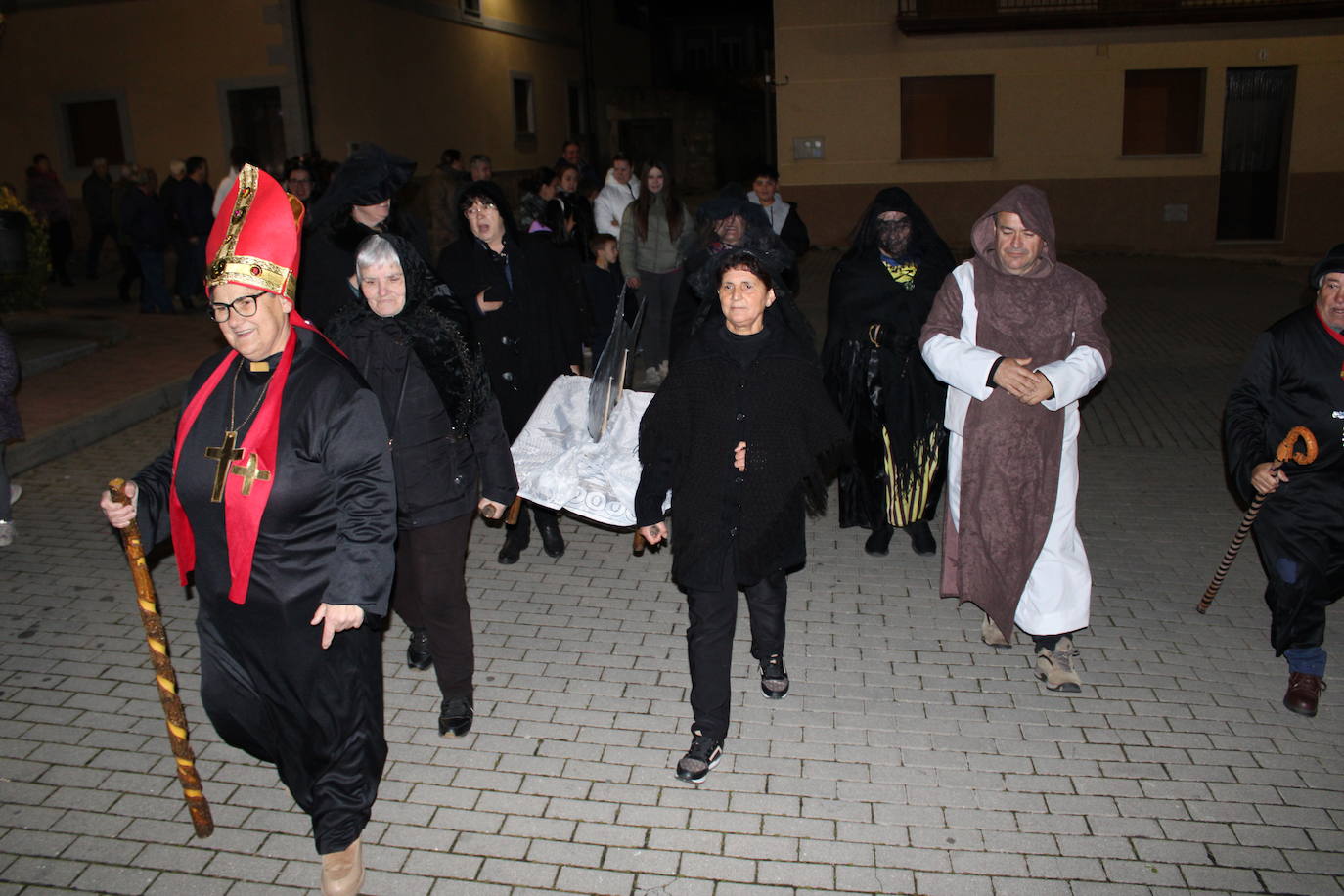 Santibáñez de Béjar se despide del Carnaval con el entierro de la sardina