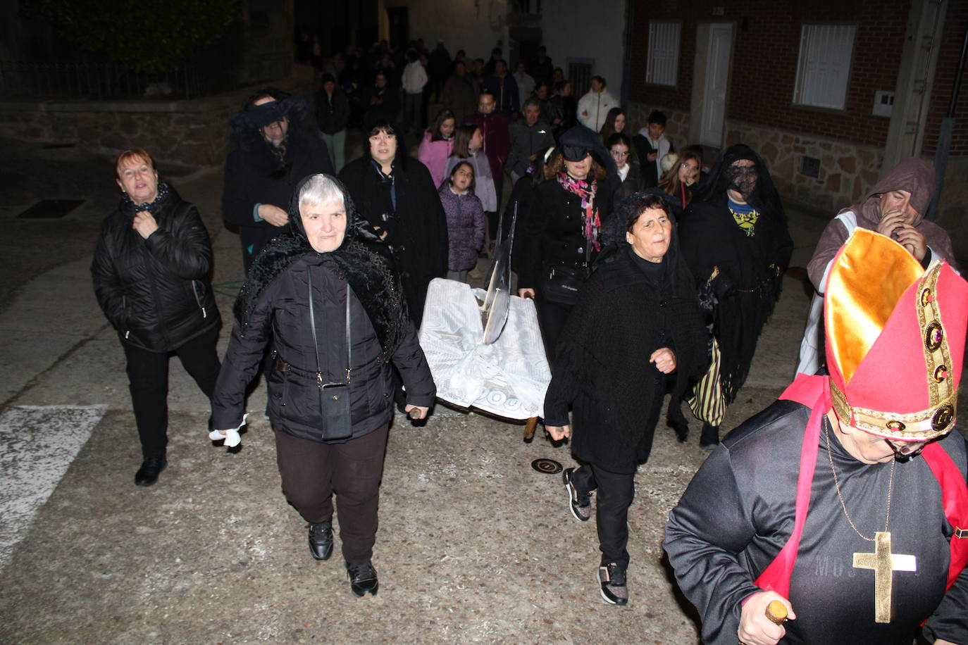 Santibáñez de Béjar se despide del Carnaval con el entierro de la sardina