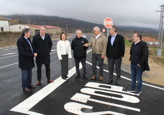 Momento de la visita de las autoridades y responsables de la empresa adjudicataria a la travesía de La Hoya.