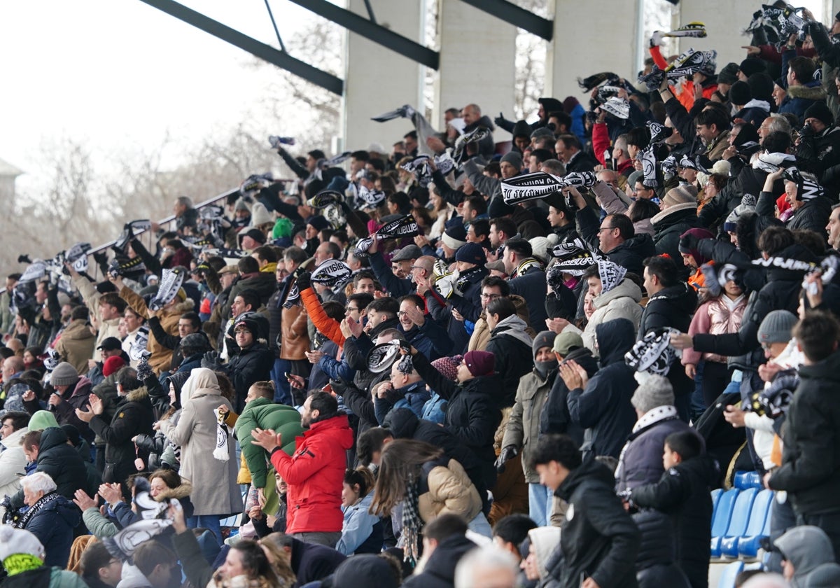 La tribuna principal del Reina Sofía agita sus bufandas para festejar uno de los tres tantos que celebró este pasado domingo.