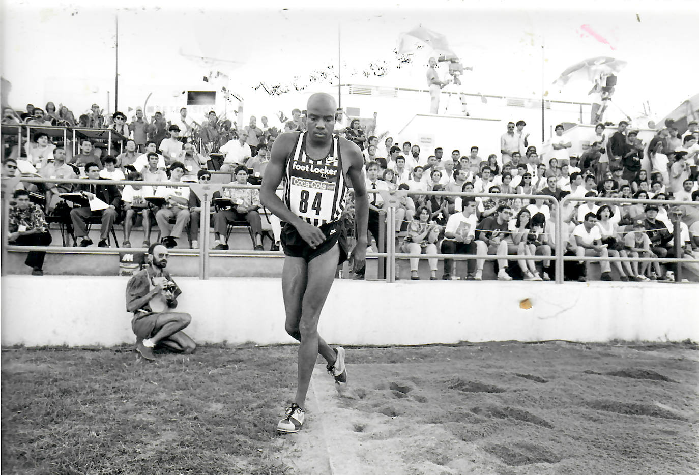 El saltador de longitud americano, el carismático Mike Powell, actual recordman mundial con 8,95 metros, saltó 8,70 el 27 de julio de 1993 mientras Sotomayor lograba su segundo récord del mundo en Salamanca. Un joven Iván Pedroso quedaba segundo con 8,27 metros.