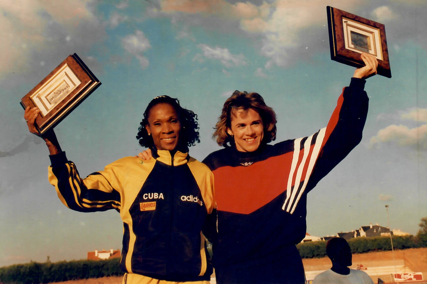 La cubana en 1996 junto a Sandra Myers, atleta española poseedora de varios récords de España.