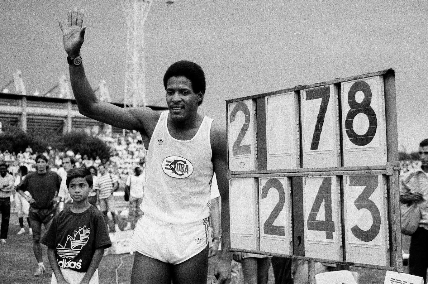 El atleta cubano es el que más momentos históricos ha dado al atletismo internacional en Salamanca batiendo en dos ocasiones el récord del mundo de salto de altura, aún vigente en la actualidad. El 8 de septiembre de 1988, con 20 años Javier Sotomayor arrebató al sueco Patrik Sjöeberg su primer récord, fijándolo en 2,43 metros en las pistas de El Helmántico