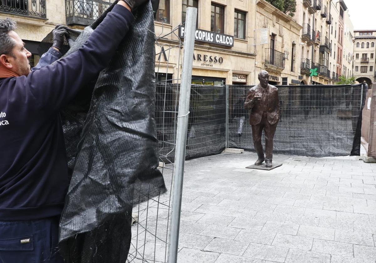 La escultura ya luce en la plaza del Liceo.