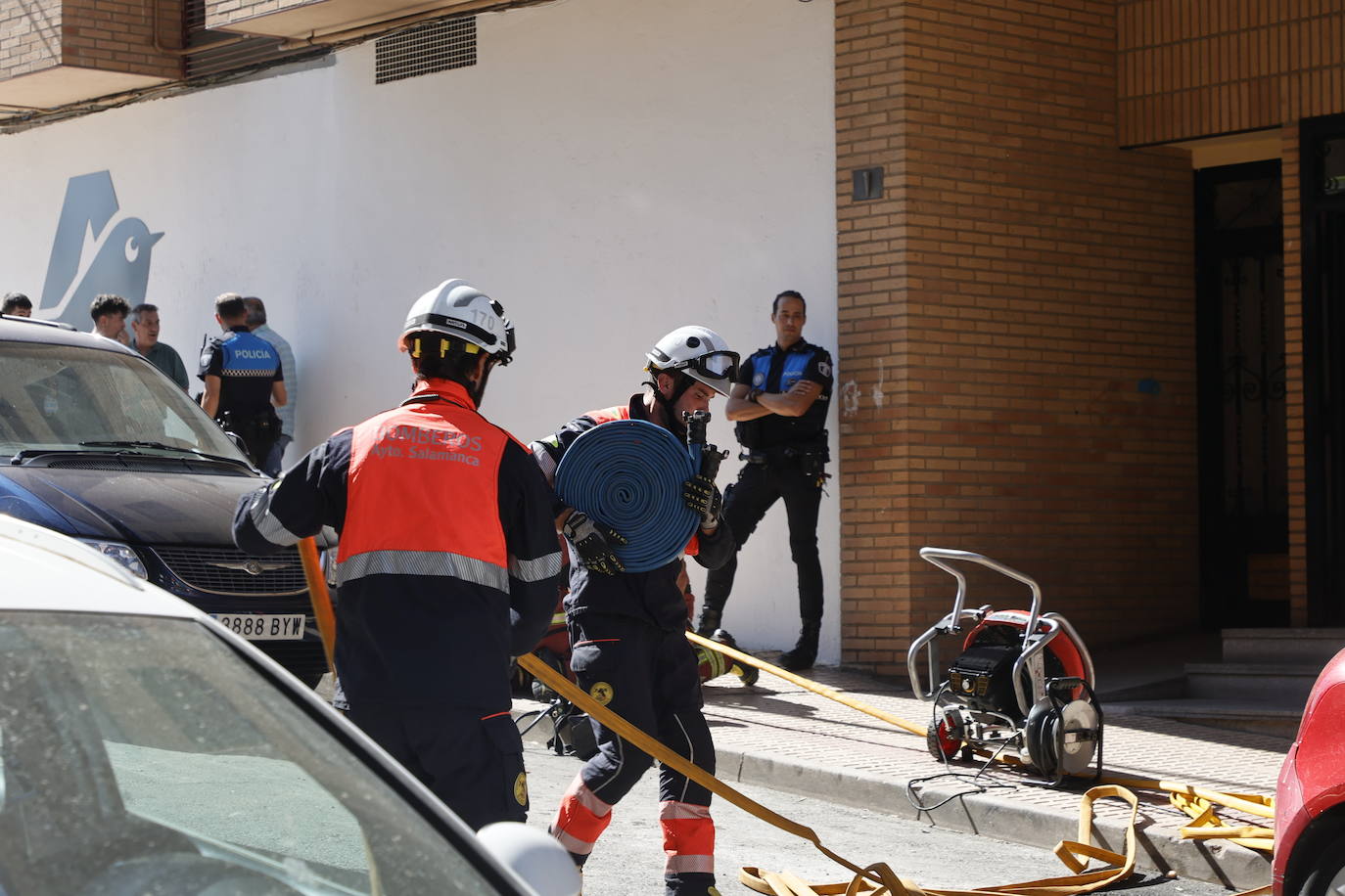 Un agente de Policía regula el tráfico en una de las calles céntricas de la capital.