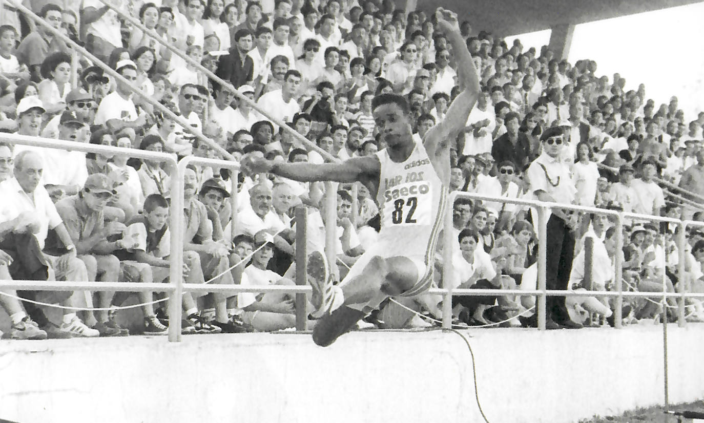 El saltador cubano hizo la mejor marca de su carrera deportiva en el foso de longitud de las pistas de El Helmántico junto a la grada en julio de 1995. Tras él, quedó segundo Mike Powell con 8,28 metros.