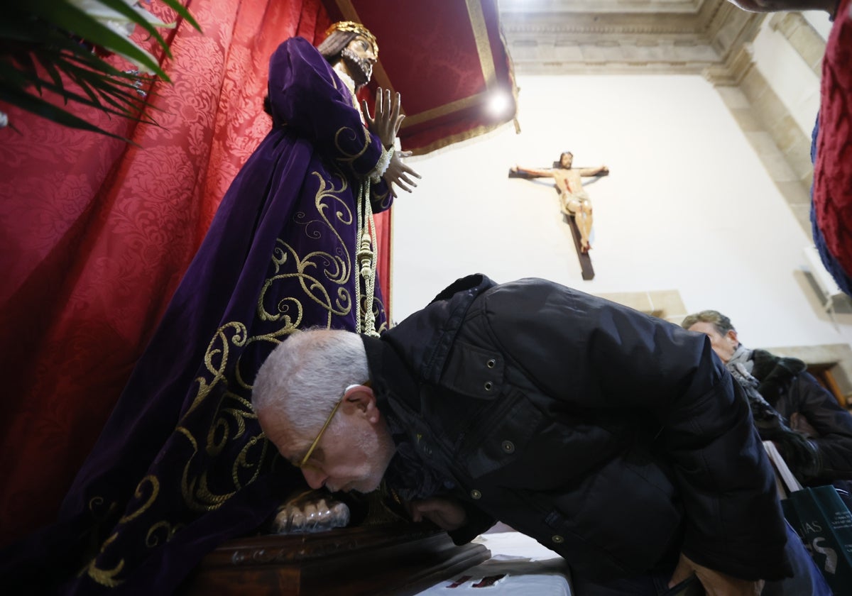 Un hombre besa los pies de Jesús Rescatado.