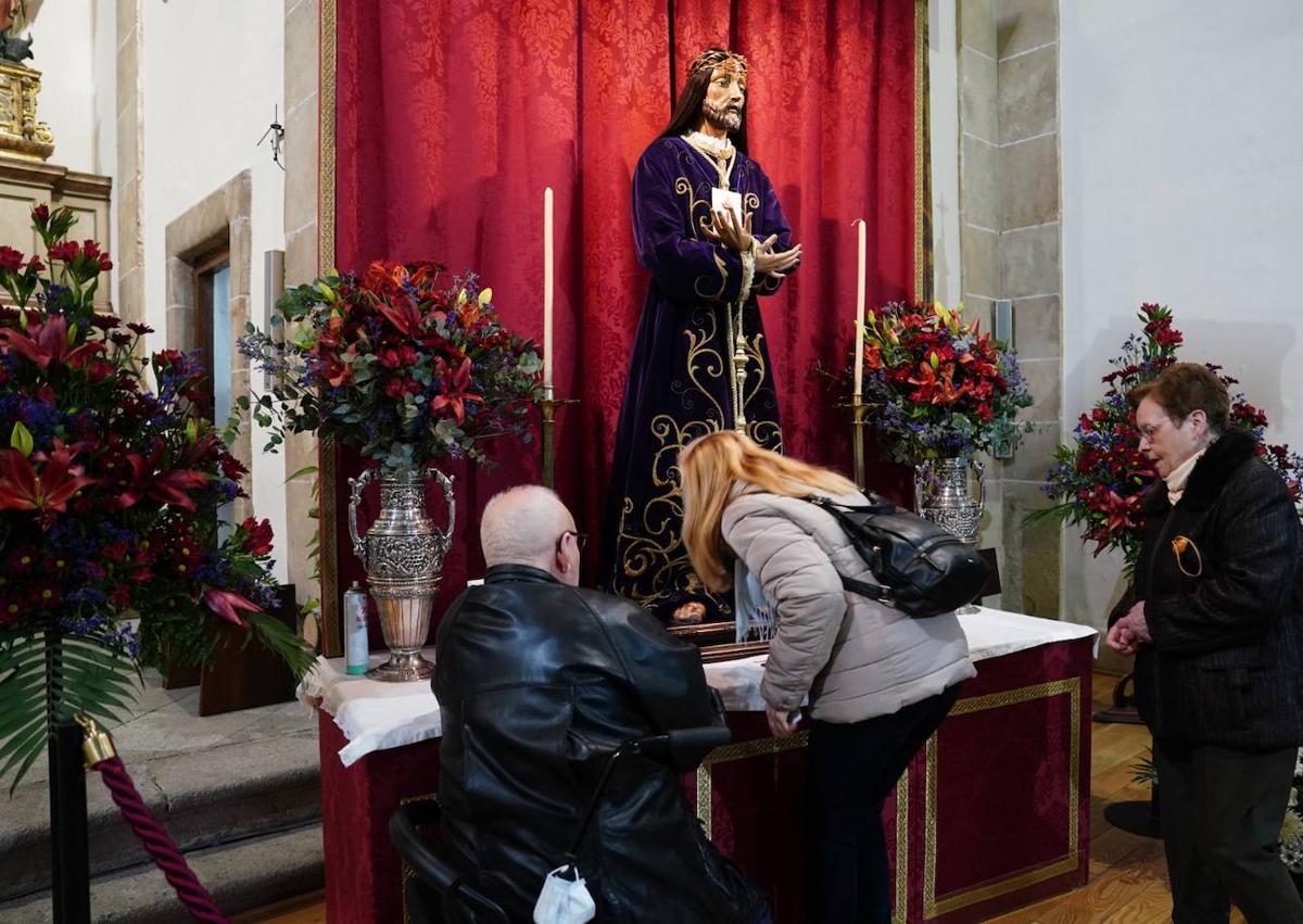 Imagen secundaria 1 - Los fieles acuden a oía misa y a venerar la imagen de Jesús Rescatado. 