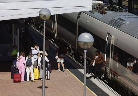 Pasajeros en el andén de la estación de Salamanca.