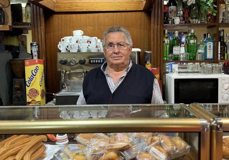 Felipe Domínguez, tras la barra de 'El jardín'.