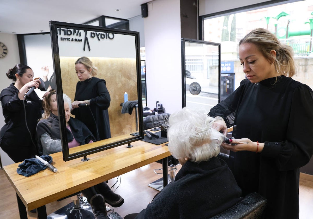 Dos mujeres trabajando en una peluquería.