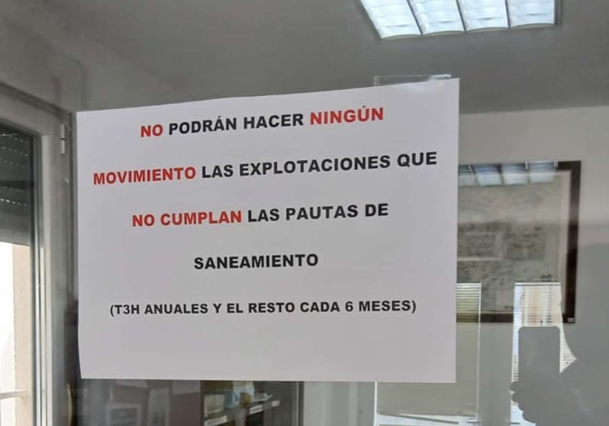 Ventanilla de una unidad veterinaria con el aviso.