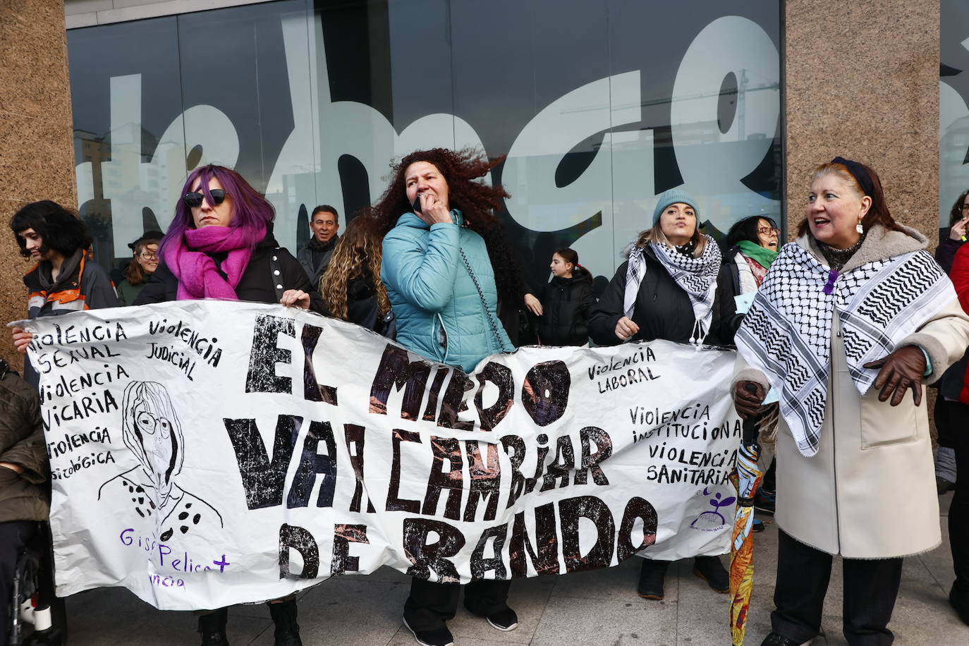 La &#039;marea morada&#039; por el 8-M en Salamanca, en imágenes