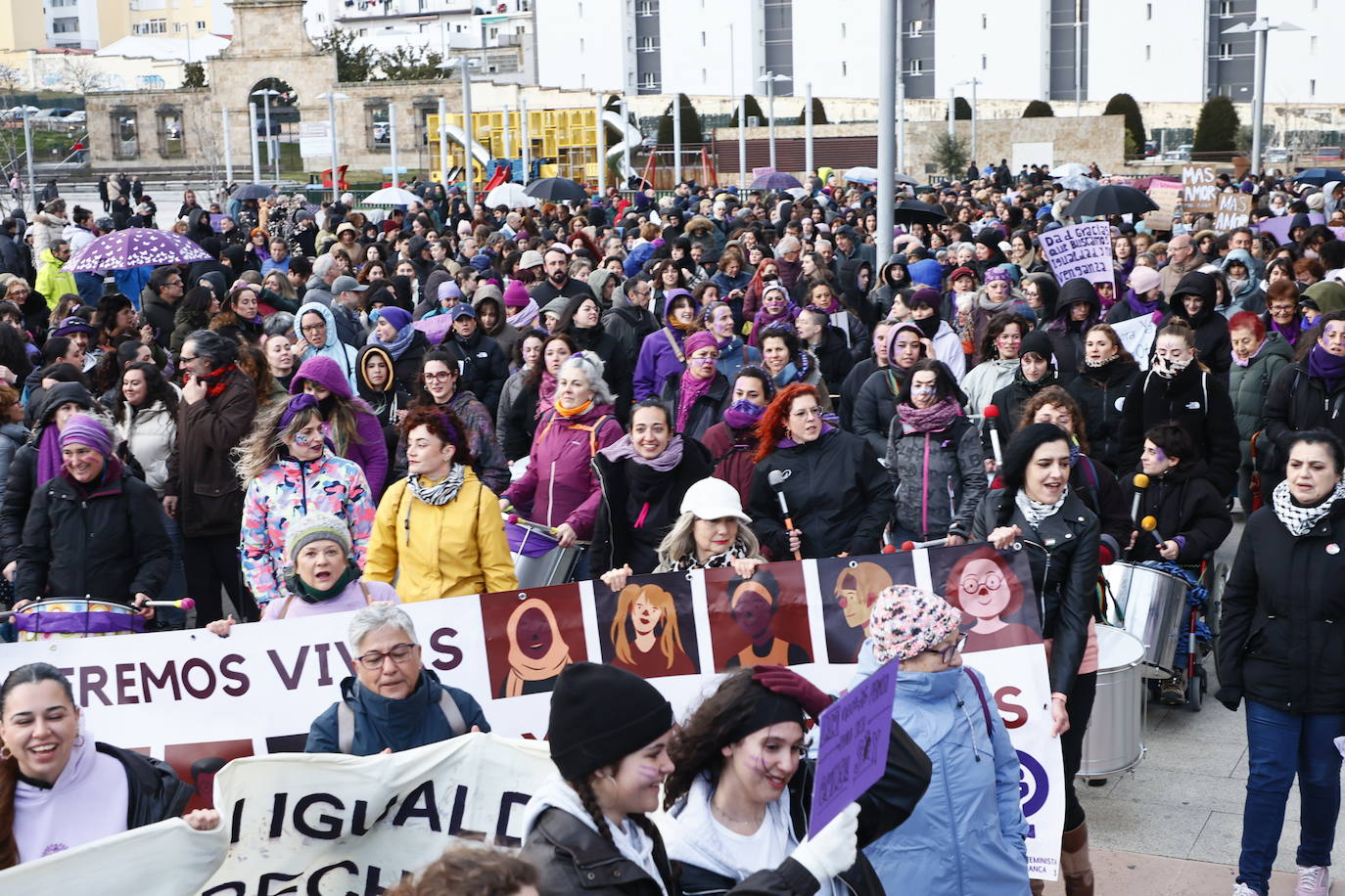 La &#039;marea morada&#039; por el 8-M en Salamanca, en imágenes