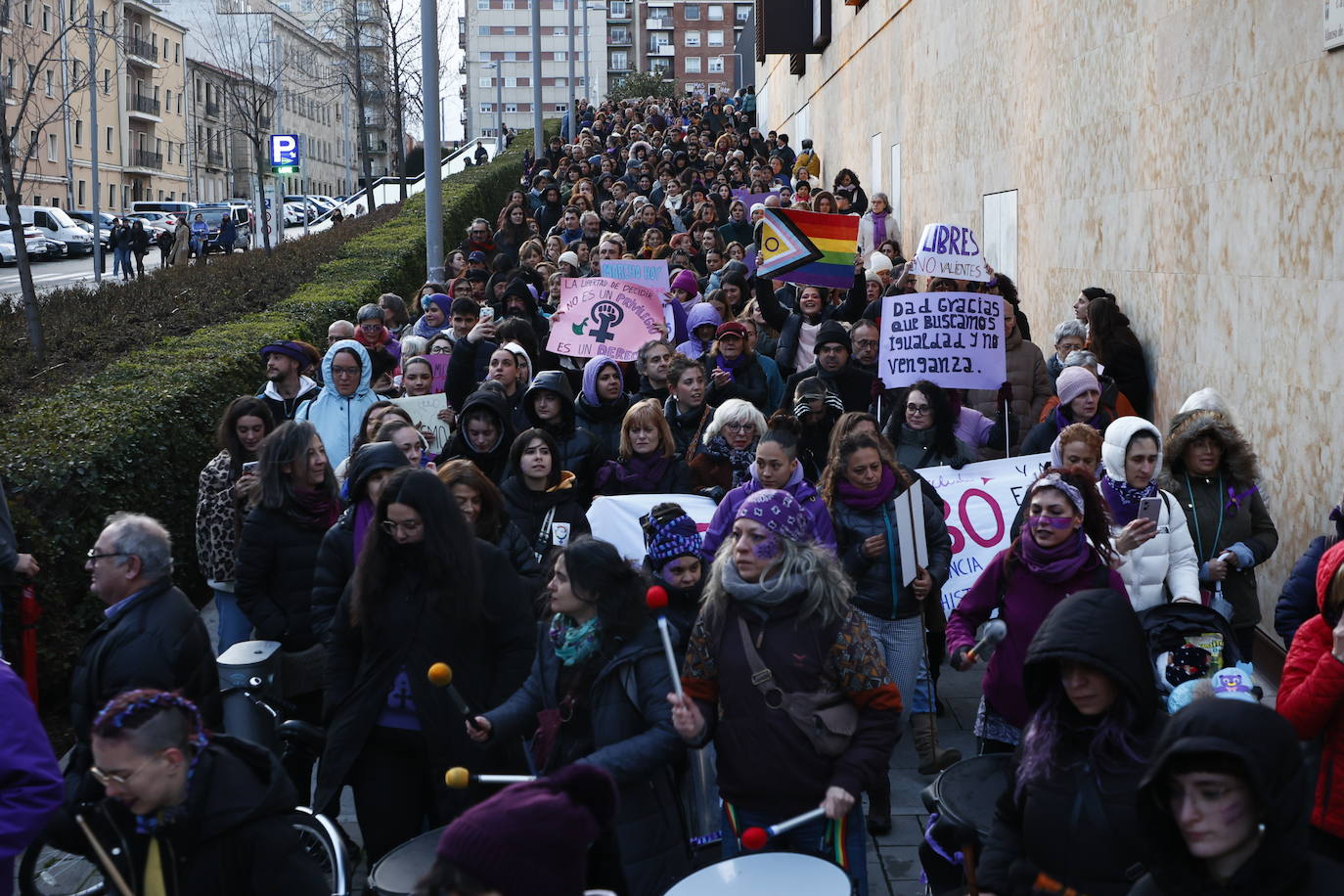 La &#039;marea morada&#039; por el 8-M en Salamanca, en imágenes