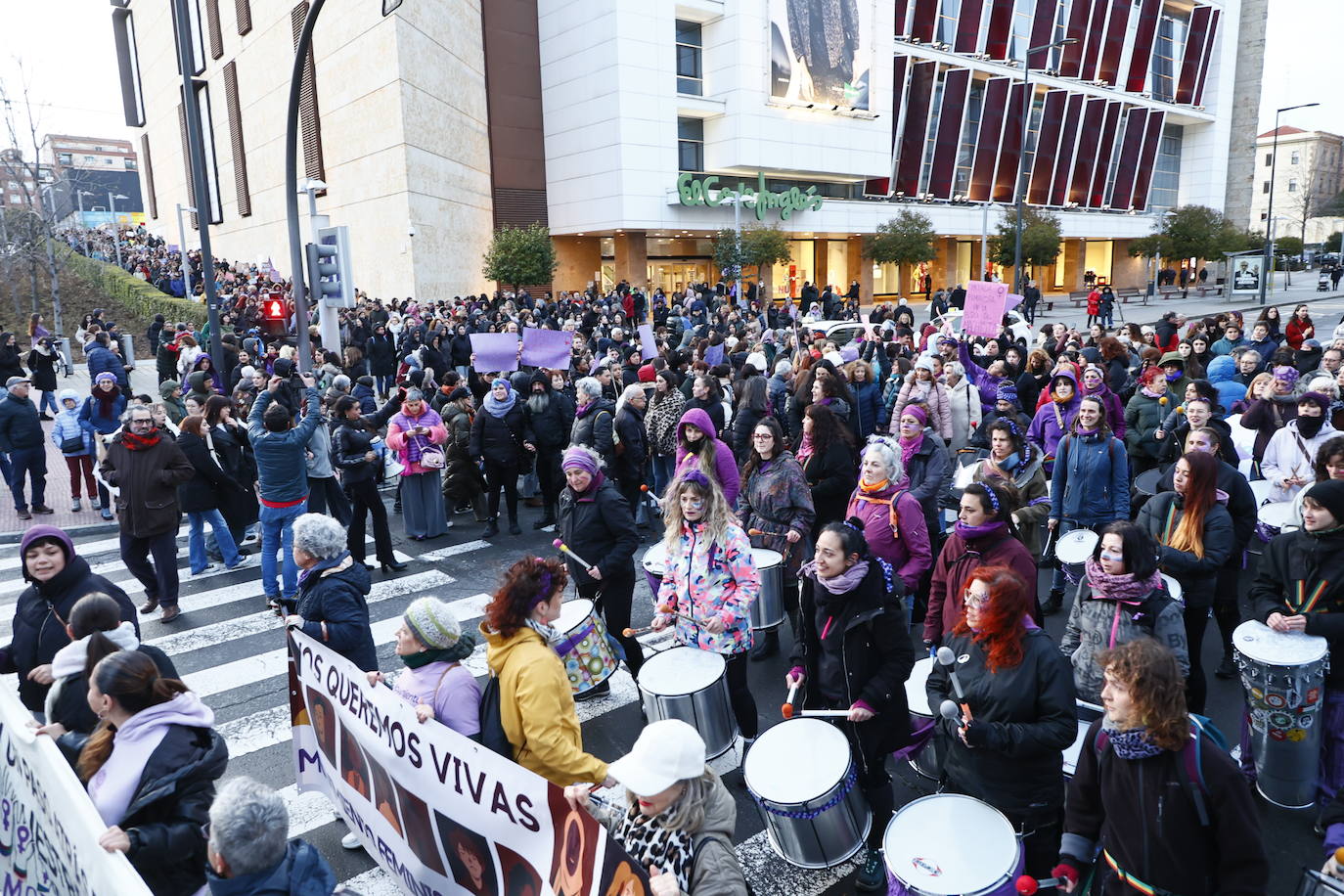 La &#039;marea morada&#039; por el 8-M en Salamanca, en imágenes