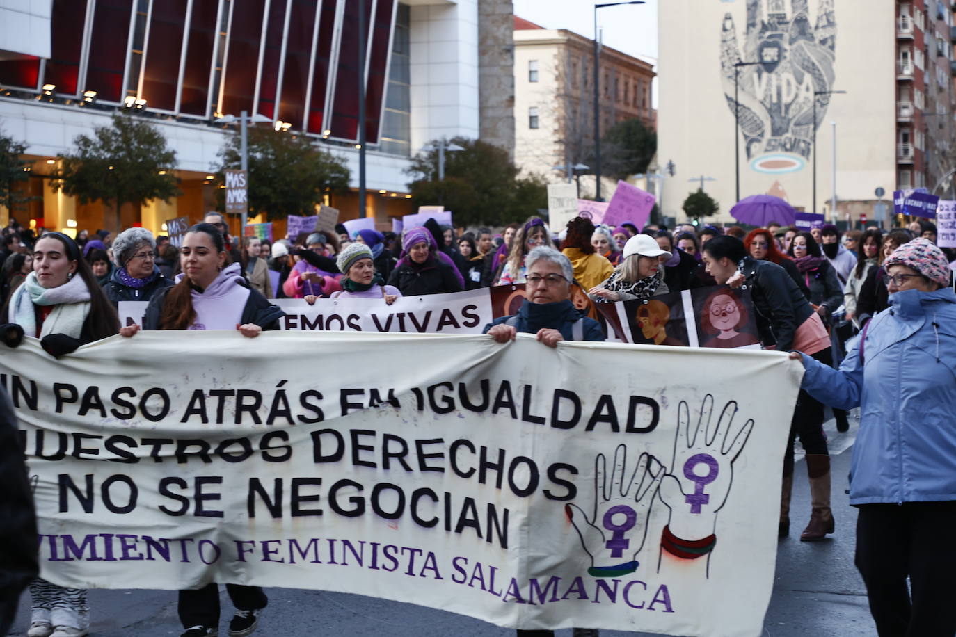 La &#039;marea morada&#039; por el 8-M en Salamanca, en imágenes