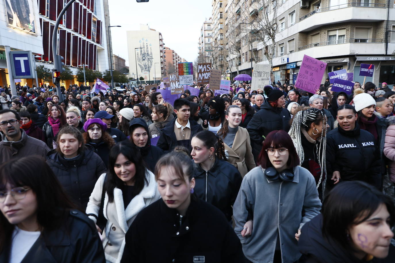 La &#039;marea morada&#039; por el 8-M en Salamanca, en imágenes