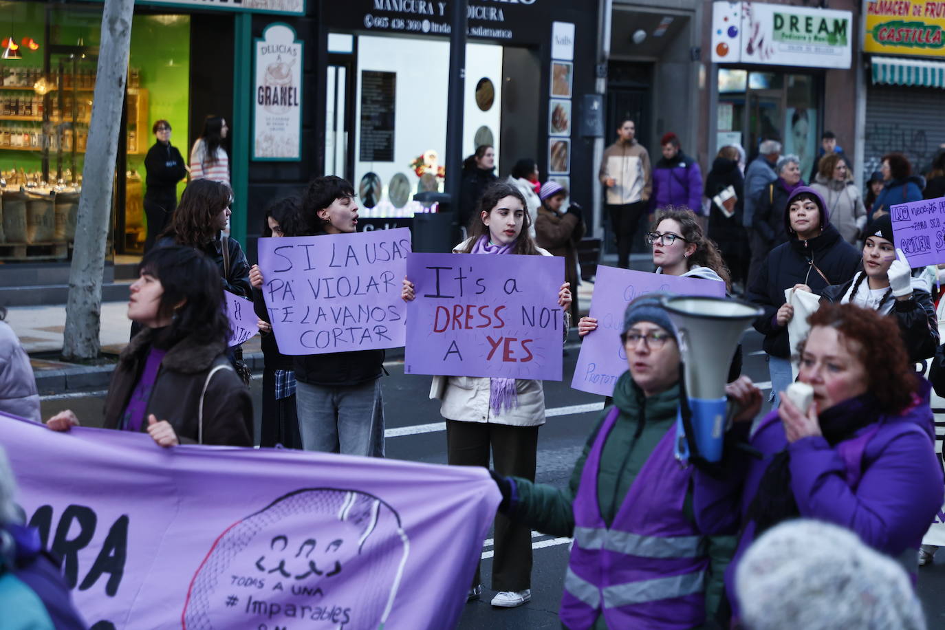 La &#039;marea morada&#039; por el 8-M en Salamanca, en imágenes